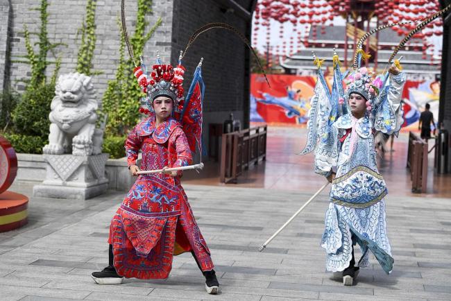 Des artistes de l’opéra de Pékin ont donné le 8 août plusieurs spectacles combinant l’opéra traditionnel et la musique pop au parc d’attractions Fantawild Oriental Heritage de Changsha, dans le but de promouvoir la culture traditionnelle chinoise.