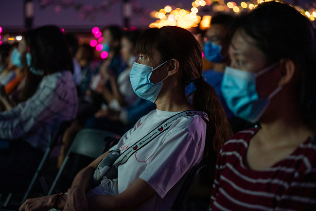 Photos prise le 24 août, montrant une séance de projection sur une terrasse d'une librairie, dans la rue culturelle de Nanluoguxiang à Beijing. 