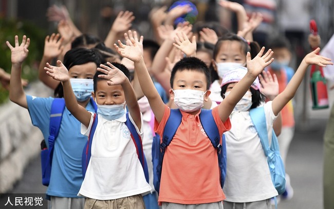 Les élèves des lycées, ceux de première et troisième années du premier cycle du secondaire et de première année du primaire ont repris les cours le 29 août à Beijing. 