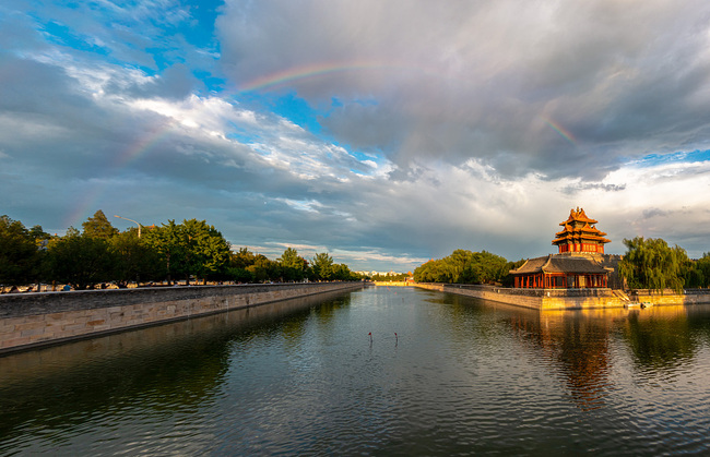 Un arc-en-ciel vu dans le ciel au-dessus du Musée du Palais, plus connu sous le nom de Cité Interdite, le 3 septembre 2020 à Beijing. 