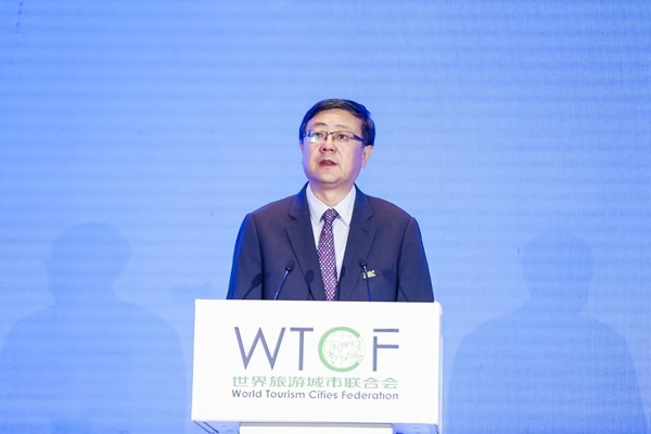 Chen Jining, président du Conseil de la Fédération mondiale des villes touristiques et maire de Beijing, prononce un discours