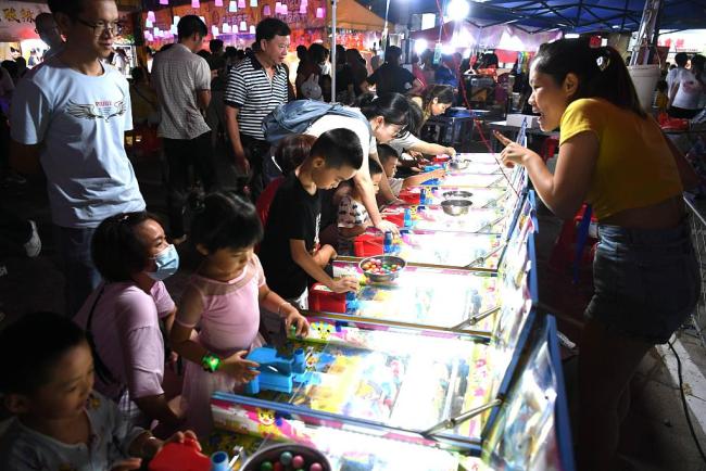 Divers marchés nocturnes ont ouvert à Fuzhou pour attirer les habitants de la ville. La passion de locaux pour les sorties en soirée bénéficie à cette économie nocturne en plein essor.