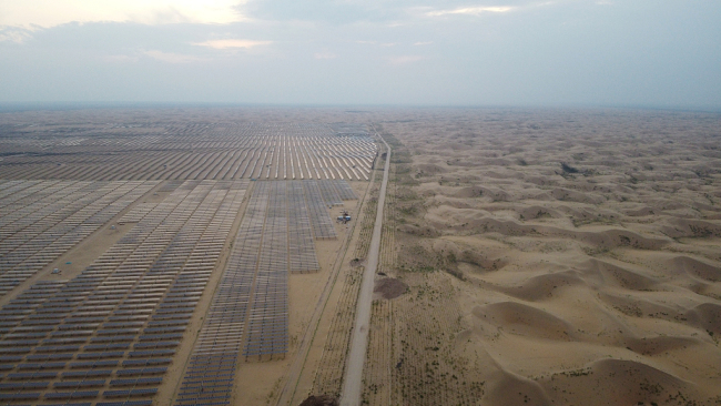 Photo aérienne prise le 14 septembre 2020 montrant la base d'énergie photovoltaïque de Dalad, située dans le désert de Kubuqi, dans la région autonome de Mongolie intérieure (nord de la Chine).