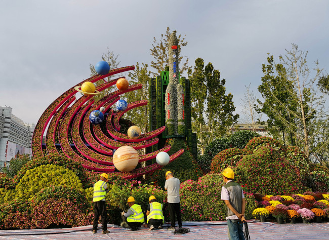 Beijing : des décorations florales pour célébrer la prochaine Fête nationale