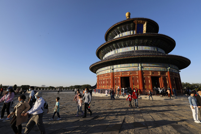 Les gens visitent le Temple du Ciel à Beijing