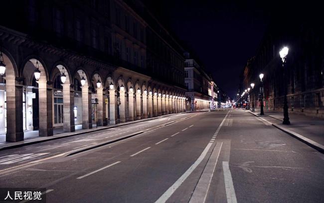Les rues de Paris désertes au premier jour du couvre-feu