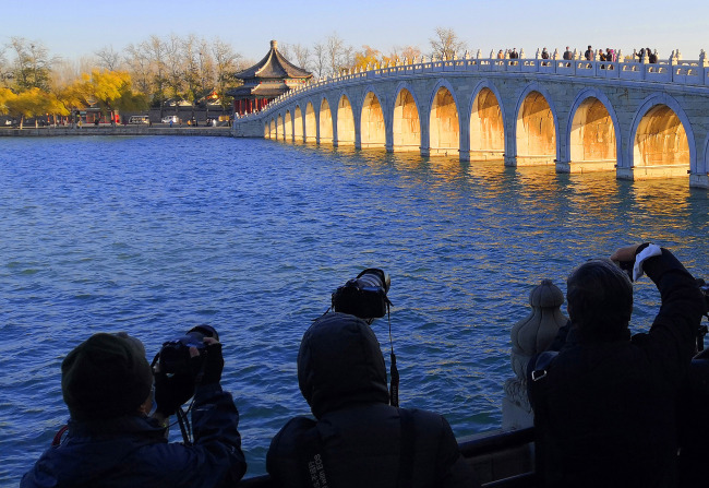  Le Pont des dix-sept arches avec la lueur du coucher du soleil à travers ses arches, au Palais d'été à Beijing, capitale chinoise, le 27 novembre 2020.