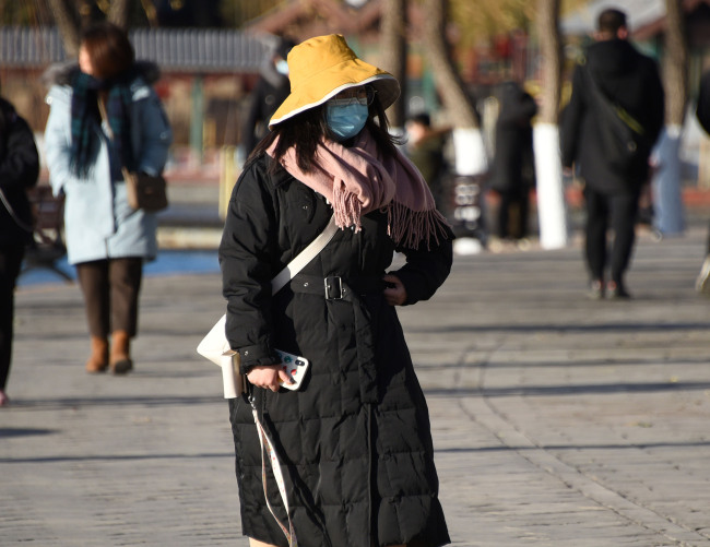  La capitale chinoise a connu une forte baisse des températures le 7 décembre, accompagnée de coups de vent avec une force de vent maximale de 49 km/h. La température la plus élevée est de 2 ° C et la plus basse de -7 ° C. (Photo/CFP)