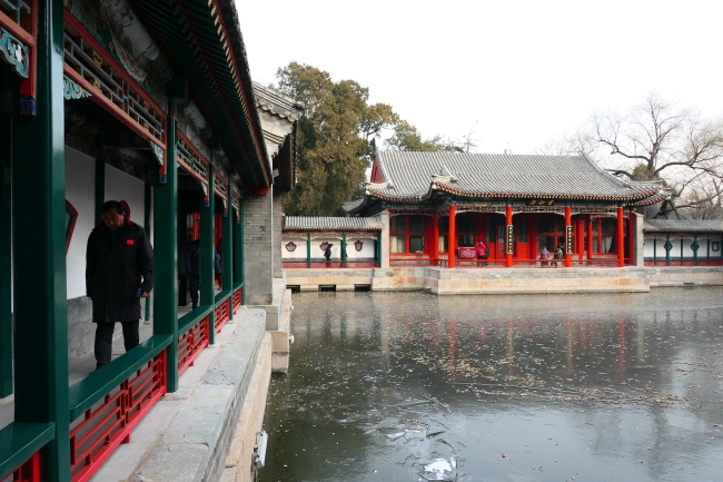 Photo prise le 9 décembre, montrant le pavillon Huafang du parc Beihai à Beijing. Le pavillon a rouvert ses portes mercredi au public après trois mois de rénovation.(Photo/CFP)
