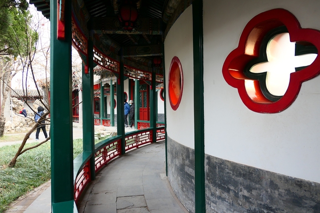 Photo prise le 9 décembre, montrant le pavillon Huafang du parc Beihai à Beijing. Le pavillon a rouvert ses portes mercredi au public après trois mois de rénovation.(Photo/CFP)