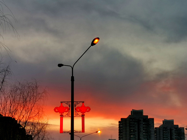 Photos prises le 8 février, montrant la capitale chinoise sous un ciel violet de soleil couchant.(Photo/CFP)