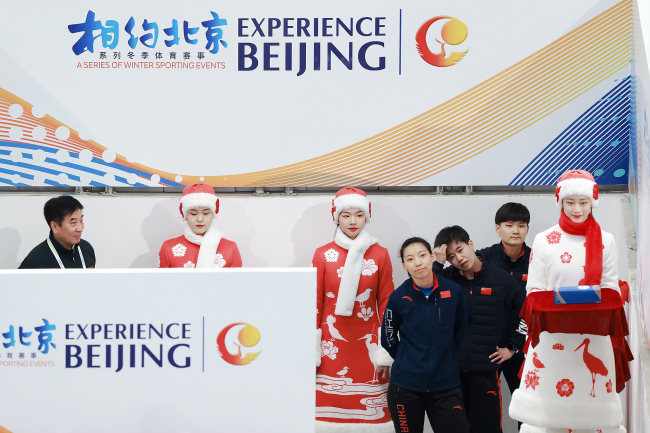 Beijing : tenue des essais sur glace de la course de patinage de vitesse au Ruban de glace