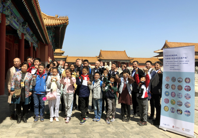 Une visite qui permet aux jeunes chinois de mieux connaître la tradition culturelle chinoise (Photo par Zhang Xiyan)