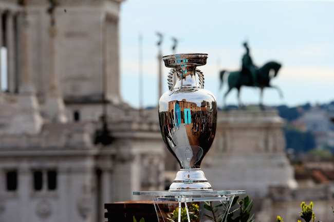 Le trophée du tournoi de football Euro 2020 officiellement présenté à Bucarest