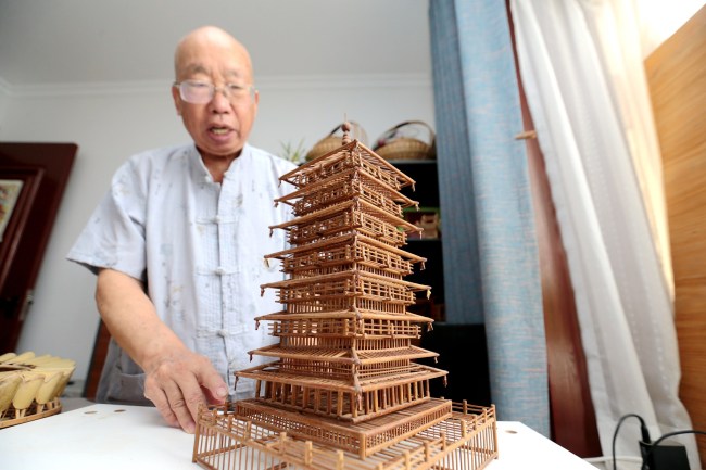 L'artisan septuagénaire Jing Jinshan présente sa création artistique en bambou, à Xi'an, chef-lieu de la province du Shaanxi (centre), le 4 août 2021. 