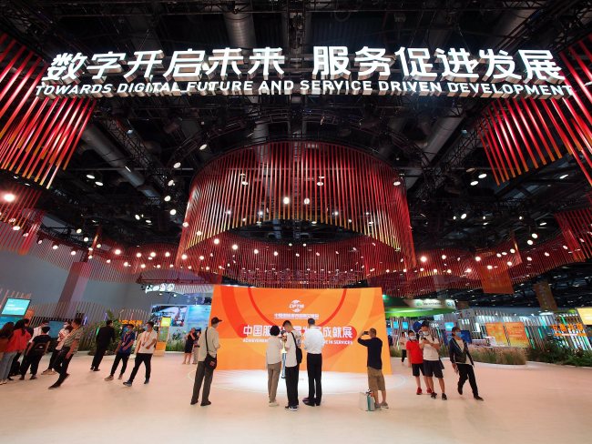 Le Salon international du Commerce des services de Chine (CIFTIS) 2021 se déroule du 2 au 7 septembre à Beijing, capitale de la Chine. Ayant pour thème « la numérisation ouvre l’avenir, les services favorisent le développement ». L'événement de cette année a attiré plus de 10 000 entreprises de 153 pays et régions.