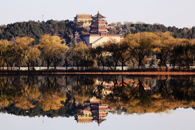 Photo montrant un paysage d’hiver au Palais d'Été, à Beijing. 