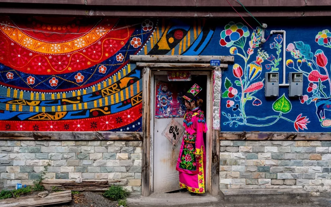 Τοιχογραφίες με στοιχεία της κουλτούρας των Τσιανγκ στο χωριό Τζιασάν στην κομητεία Λισιάν, στον Αυτόνομο Νομό Θιβετιανών Άμπα και Τσιανγκ, στην επαρχία Σιτσουάν της νοτιοδυτικής Κίνας. 