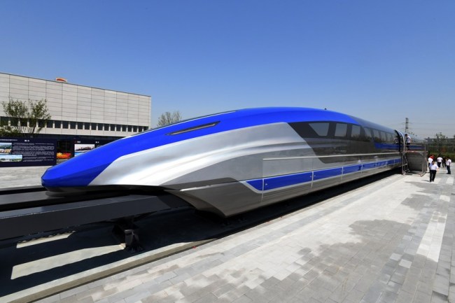 Επισκέπτες στο πρώτο πρωτότυπο δοκιμαστικό τρένο υψηλής ταχύτητας maglev της Κίνας στην πόλη Τσινγκντάο, στην επαρχία Σαντόνγκ της ανατολικής Κίνας, στις 23 Μαΐου 2019. (φωτογραφία: Xinhua)