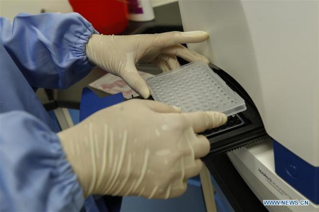 Ένας νοσηλευτής εργάζεται στο εργαστήριο αλυσιδωτής αντίδρασης πολυμεράσης (PCR) στο Νοσοκομείο Πουρέν του Πεκίνου, πρωτεύουσα της Κίνας, στις 23 Ιουνίου 2020. (Xinhua / Zhang Yuwei) 