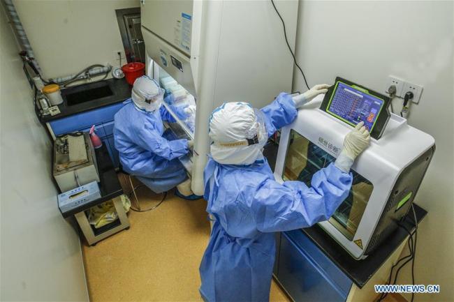 Νοσηλευτές εργάζονται στο εργαστήριο αλυσιδωτής αντίδρασης πολυμεράσης (PCR) στο Νοσοκομείο Πουρέν του Πεκίνου, πρωτεύουσα της Κίνας, στις 23 Ιουνίου 2020. (Xinhua / Zhang Yuwei) 
