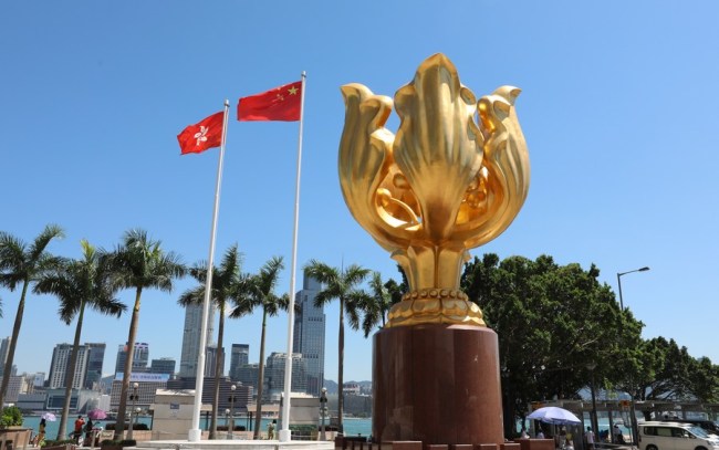 Φωτογραφία που ελήφθη στις 5 Αυγούστου 2019 δείχνει την εθνική σημαία της Κίνας και την σημαία της Ειδικής Διοικητικής Περιοχής του Χονγκ Κονγκ στην πλατεία Golden Bauhinia στο Χονγκ Κονγκ της νότιας Κίνας. (Xinhua / Wu Xiaochu)