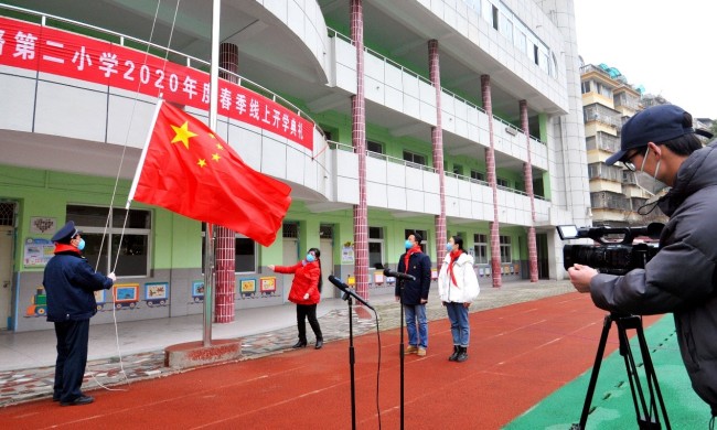 Μια ειδική τελετή έναρξης πραγματοποιήθηκε διαδικτυακά από ένα δημοτικό σχολείο στο Αντσίνγκ, στην επαρχία Ανχούι της ανατολικής Κίνας, στις 2 Μαρτίου 2020. Στην τελετή παρευρίσκονταν μόνο τέσσερα άτομα, η διευθύντρια, μια δασκάλα, ένας φροντιστής και ένας φύλακας του σχολείου, και την παρακολούθησαν εκατοντάδες χιλιάδες μαθητές και οι γονείς τους μέσω μιας διαδικτυακής πλατφόρμας.  