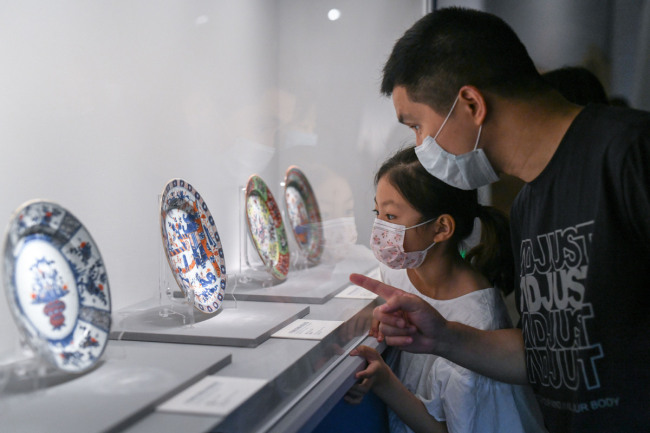 Οι επισκέπτες στην έκθεση «Τζινγιάνγκ: Κινεζική και ιαπωνική πορσελάνη Ιμαρι από τη δυναστεία Τσινγκ» στο Μουσείο Τσενγκντού στις 4 Ιουλίου στο Τσενγκντού, στην επαρχία Σιτσουάν της νοτιοδυτικής Κίνας.