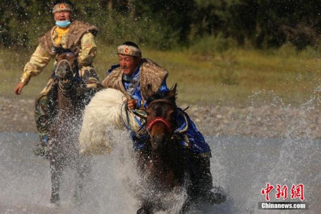 Ιππείς πήραν μέρος και φέτος στην παραδοσιακή δραστηριότητα του πιασίματος των προβάτων ιππεύοντας σε ένα πάρκο υγροτόπων της κομητείας Τζαοσού, στον Αυτόνομο Νομό των Καζάκ του Ιλί, στην Αυτόνομη Περιοχή Σιντζιάνγκ Ουιγκούρ, στην βορειοδυτική Κίνα, στις 14 Ιουλίου 2020. <br>