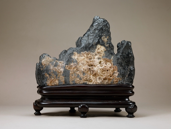 Το Μουσείο της Σαγκάης παρουσιάζει την πρώτη του έκθεση πάνω στους «βράχους των λόγιων», οι οποίοι δωρίστηκαν κυρίως από την Κινέζα εξ Αμερικής συλλέκτρια Χου Κεμίν. [Φωτογραφία που δόθηκε από την China Daily]