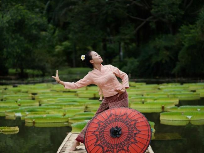Μια γυναίκα ποζάρει για φωτογραφίες δίπλα στην Victoria regia ένα από τα υδρόβια φυτά με τα μεγαλύτερα φύλλα στον κόσμο, στην Σισουανγκμπαννά, της επαρχίας Γιουνάν. 