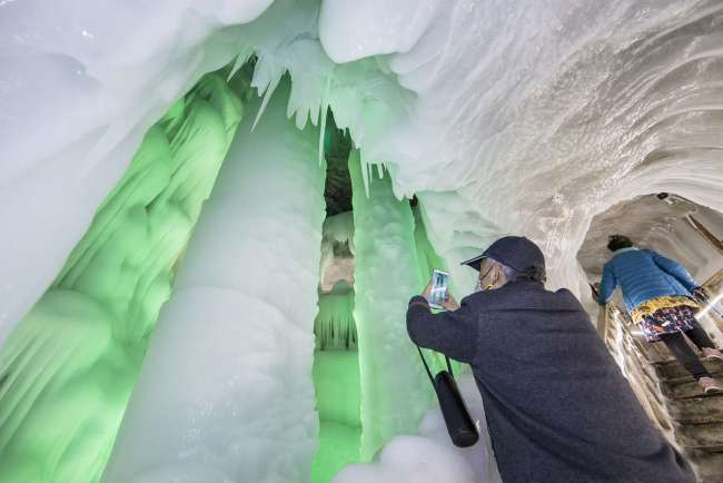 Ένας τουρίστας φωτογραφίζει το σπήλαιο πάγου στην κομητεία Νινγκγού, στην επαρχία Σανσί της Βόρειας Κίνας. [Φωτογραφία από τον Cao Jianguo / για το chinadaily.com.cn]