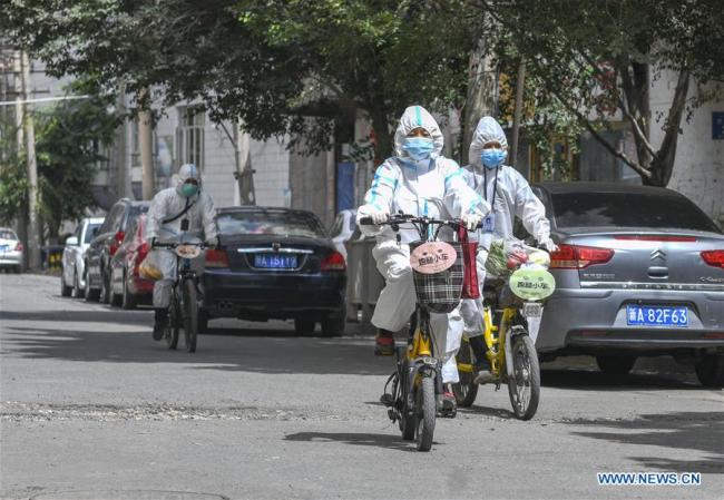 Οι κοινοτικοί υπάλληλοι παραδίδουν καθημερινά είδη ανάγκης στην κοινότητα Σιχεμπατσιεντζιέ στην περιοχή Τιενσάν του Ουρούμτσι, Αυτόνομη Περιοχή Σιντζιάνγκ Ουιγούρ της ΒΔ Κίνας, σε φωτογραφία από τις 3 Αυγούστου 2020. Χρησιμοποιώντας εφεδρικά ποδήλατα και ηλεκτρικά ποδήλατα, οι εργαζόμενοι της κοινότητας έχουν δημιουργήσει μια ομάδα εξυπηρέτησης για την παράδοση ειδών καθημερινής ανάγκης και φαρμάκων στους κατοίκους εν μέσω μέτρων πρόληψης και ελέγχου COVID-19. (Xinhua / Zhao Ge)