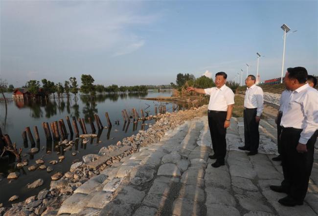 Ο Κινέζος Πρόεδρος Σι Τζινπίνγκ, ενώ ελέγχει την κατάσταση των υδάτων της λίμνης Τσαοχού σε ένα τμήμα φράγματος στην κομητεία Φεϊντόνγκ της Χεφέι, πρωτεύουσα της επαρχίας Ανχουί της ανατολικής Κίνας, στις 19 Αυγούστου 2020. (φωτογραφία / Xinhua)