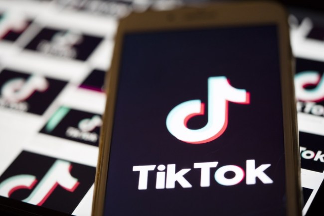 Το λογότυπο της TikTok εμφανίζεται στην οθόνη ενός έξυπνου κινητού σε φόντο οθόνης υπολογιστή στο Άρλινγκτόν, Βιρτζίνια, Ηνωμένες Πολιτείες, στις 3 Αυγούστου 2020. (Xinhua / Liu Jie)