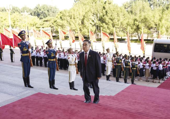 Ο Τζανγκ Μπολί, αποδέκτης του εθνικού τιμητικού τίτλου “Λαϊκός Ήρωας”, φτάνει στην Μεγάλη Αίθουσα του Λαού στο Πεκίνο, στις 8 Σεπτεμβρίου 2020.[Φωτογραφία / Xinhua]<br>