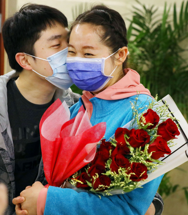 Ο Γιάο φιλάει την Τσούι στο νοσοκομείου του Πεκίνου στις 22 Απριλίου<br>