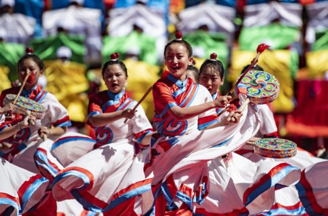 Χορευτές δίνουν παράσταση στους εορτασμούς για την 70η επέτειο από την απελευθέρωση στο Τσαμντό της Αυτόνομης Περιοχής του Θιβέτ, στις 9 Οκτωβρίου 2020.<br>
