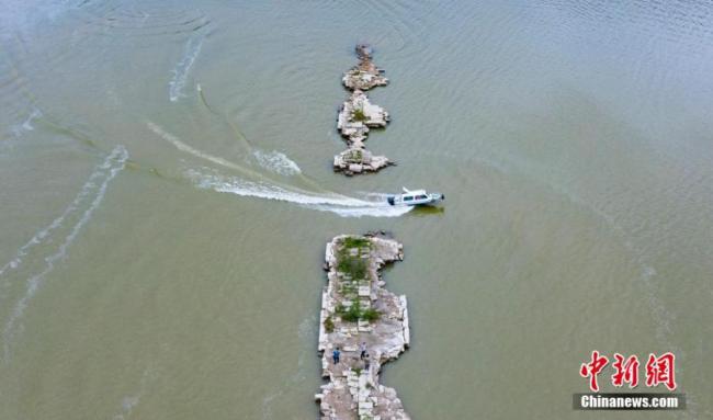 Εναέρια άποψη μιας πέτρινης γέφυρας από τη δυναστεία Μινγκ (1368-1644) που αναδύεται από τη λίμνη Σιανού (Νεράιδα) μετά την πτώση των επίπεδου του νερού στην πόλη Σινγιού, επαρχία Τζιανγκσί της Νοτιοανατολικής Κίνας, 18 Οκτωβρίου 2020. (Φωτογραφία / China News Service)