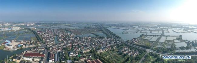 Η εναέρια πανοραμική φωτογραφία που τραβήχτηκε στις 17 Οκτωβρίου 2020, δείχνει το τοπίο του χωριού Καϊσιανχόνγκ της περιοχής Γουτζιάνγκ στο Σουτζόου, στην επαρχία Τζιανγκσού της ανατολικής Κίνας, 17 Οκτωβρίου 2020.