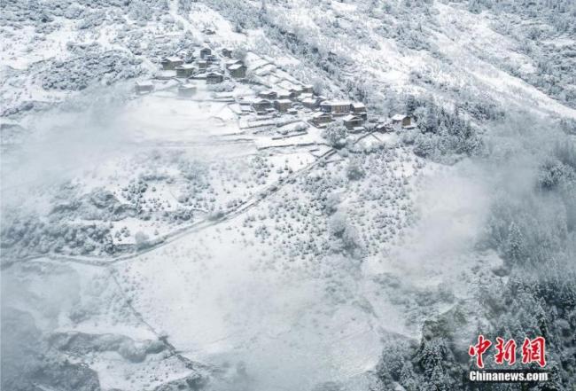 Η φωτογραφία που τραβήχτηκε στις 20 Οκτωβρίου 2020, δείχνει το χιονοσκέπαστο παγετώνα Νταγκού στον αυτόνομο νομό Θιβετιανών Άμπα και Τσιανγκ, στην επαρχία Σιτσουάν της νοτιοδυτικής Κίνας