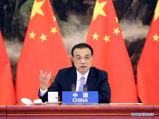 Ο Κινέζος πρωθυπουργός Λι Κετσιάνγκ παρευρίσκεται στην 4η Σύνοδο Κορυφής Περιφερειακής Συνολικής Οικονομικής Εταιρικής Σχέσης (RCEP), η οποία πραγματοποιείται μέσω τηλεδιάσκεψης, στη Μεγάλη Αίθουσα του Λαού στο Πεκίνο, πρωτεύουσα της Κίνας, στις 15 Νοεμβρίου 2020. (φωτογραφία / Xinhua)