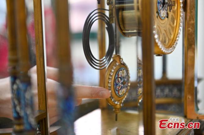 Πέντε επιτραπέζια ρολόγια που χρονολογούνται από τη δυναστεία Τσινγκ (1644-1911) αποκαταστάθηκαν και παρουσιάζονται στο Μουσείο του Παλατιού στο Σενγιάνγκ, στις 16 Νοεμβρίου 2020. (Φωτογραφία: China News Service)