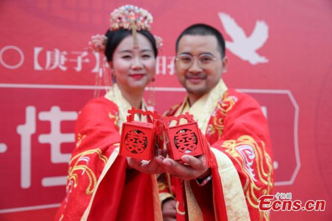 Ένα από τα ζευγάρια στην παραδοσιακή γαμήλια τελετή που τελέστηκε στο Γκουιγιάνγκ της επαρχίας Γκουιτζόου στις 16 Νοεμβρίου 2020.