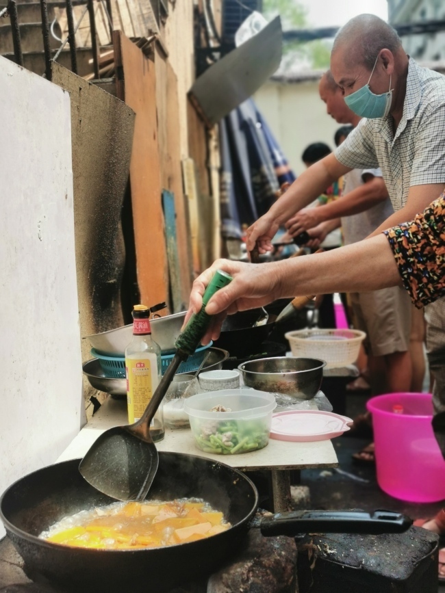 Η «κουζίνα καταπολέμησης του καρκίνου» επιτρέπει στις οικογένειες να μαγειρεύουν για τους αγαπημένους τους που μάχονται τον καρκίνο στο κοντινό νοσοκομείο. [Φωτογραφία: παρέχεται στο China Plus]