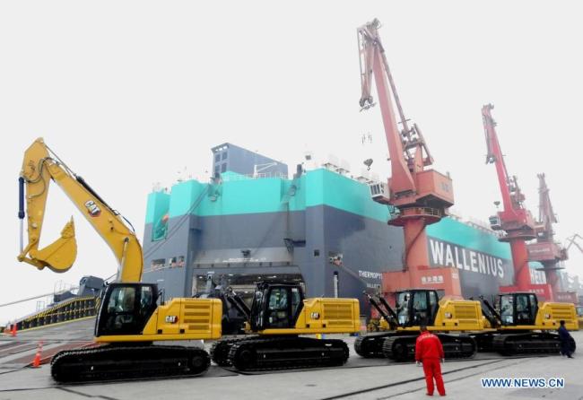 Μια παρτίδα μηχανολογικού εξοπλισμού περιμένει να φορτωθεί και να αποσταλεί στο εξωτερικό στο λιμάνι Λιανγιουνγκάνγκ, στην επαρχία Τζιανγκσού της ανατολικής Κίνας, 7 Δεκεμβρίου 2020. (Φωτογραφία / Xinhua)