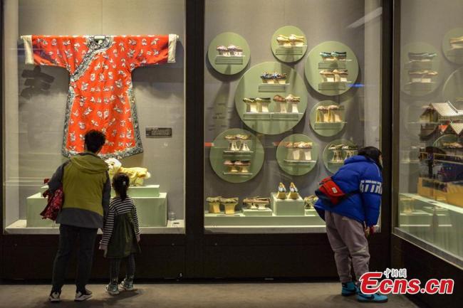 Επισκέπτες στην έκθεση "Μια ιστορία του Κήπου ΙΙ – Τα 270 Χρόνια των Θερινών Ανακτόρων", που φιλοξενείται από το Μουσείο Κινέζικων Κήπων και Αρχιτεκτονικής Τοπίων, στο Πεκίνο, στις 2 Δεκεμβρίου 2020. Πάνω από τα μισά από τα πολύτιμα αρχαία εκθέματα είναι ανοιχτά στο κοινό για πρώτη φορά. (Φωτογραφία: China News Service / Tian Yuhao)