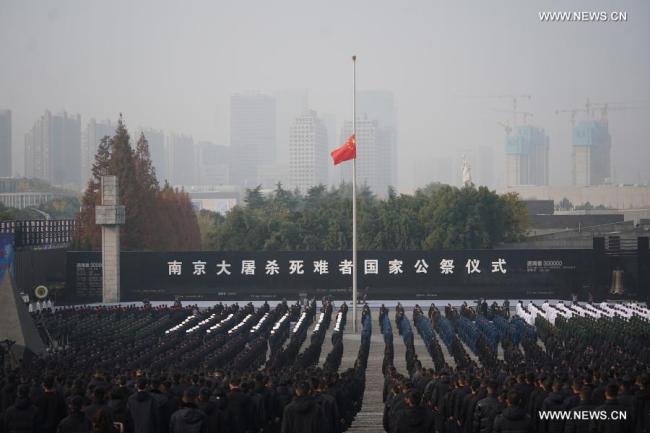 Η φωτογραφία που τραβήχτηκε στις 13 Δεκεμβρίου 2020 δείχνει την εθνική τελετή μνήμης για τα θύματα της Σφαγής του Ναντζίνγκ στην Αίθουσα Μνήμης των Θυμάτων της Σφαγής του Ναντζίνγκ από τους Ιάπωνες Εισβολείς στο Ναντζίνγκ, πρωτεύουσα της επαρχίας Τζιανγκσού της ανατολικής Κίνας. (φωτογραφία / Xinhua)