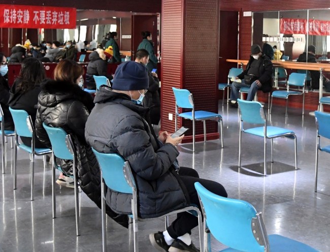 Κόσμος περιμένει σε μια περιοχή παρατήρησης αφότου έλαβε το εμβόλιο COVID-19, σε έναν προσωρινό χώρο εμβολιασμών στην περιοχή Χαϊντιέν του Πεκίνου, πρωτεύουσα της Κίνας, στις 6 Ιανουαρίου 2021. (Xinhua / Ren Chao)