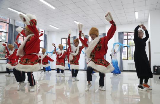 Οι τοπικοί παραδοσιακοί χοροί του Θιβέτ είναι ένα από τα μαθήματα που προσφέρονται στους δασκάλους προσχολικής ηλικίας στο Τεχνικό και Επαγγελματικό Σχολείο Νγινγκτσί. (Φωτογραφία από Zou Hong / China Daily)
